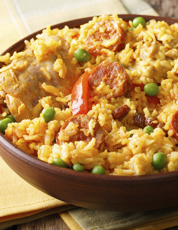 Rice with chicken, chorizo and peas